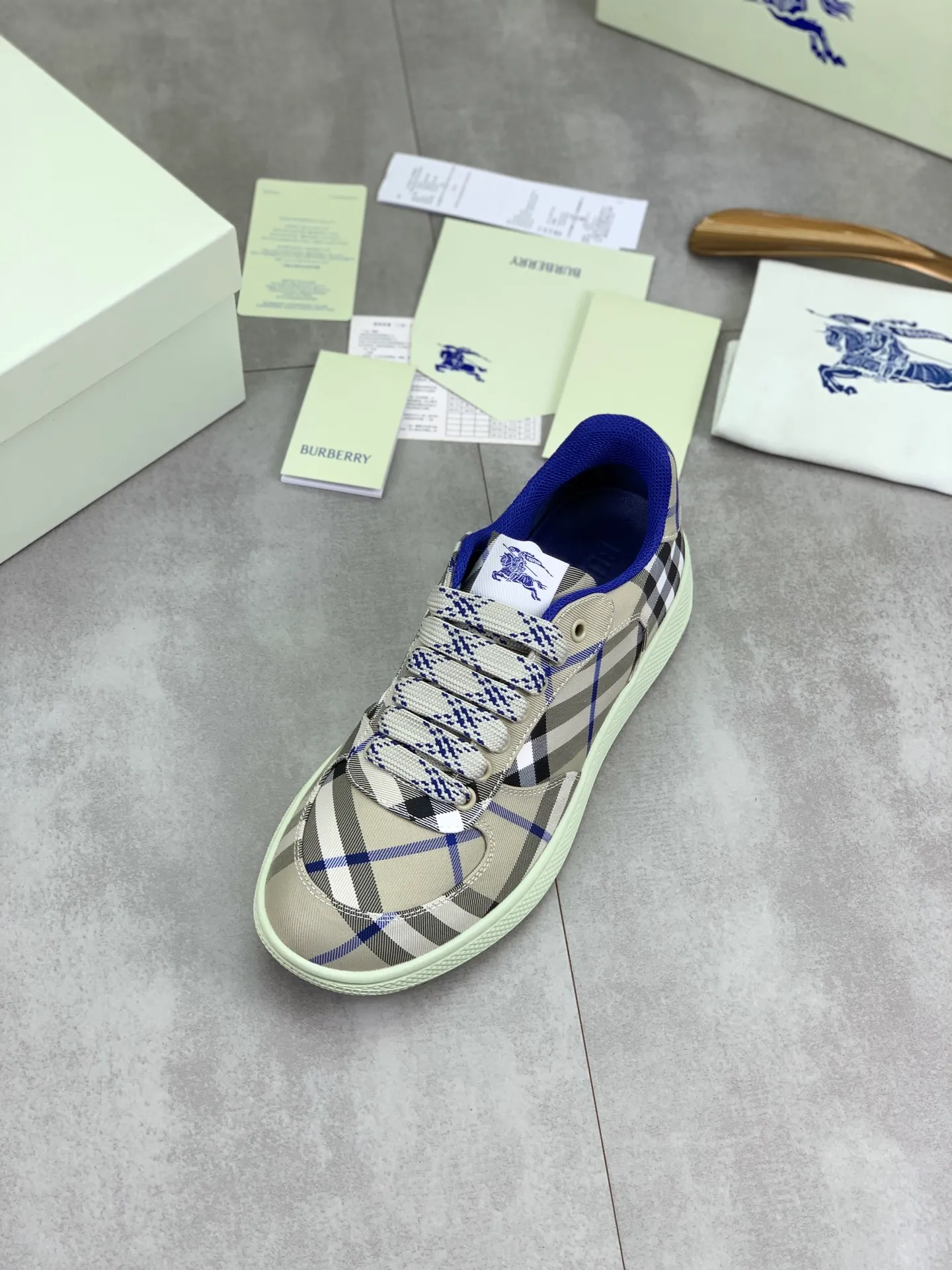 Factory price P580 [BURBERRY] Burberry - High-end quality original order (couples 🧑‍🤝‍🧑 style) - Upper: imported 🔝 original material - Lining: cowhide lining, feet; water-dyed cowhide - Outsole: ultra-light TPR rubber; two-color molded outsole - Ultra-high quality control, fine workmanship: highlighted (high-end, extravagance, grade) -Size: 35-46 (male 38 46 Female 35 40 Customized)·Color: 5️⃣colors available
